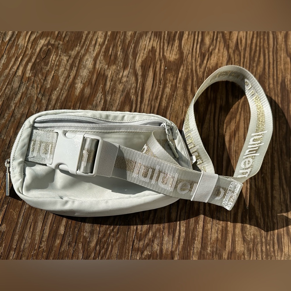 Lululemon Athletica Gray White Gold Glitter Crossbody Everywhere Belt Bag 1L - Picture 12 of 16